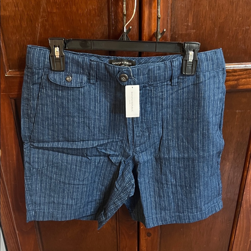 Men’s banana republic 7 inch inseam, linen shorts, shiny white stripe